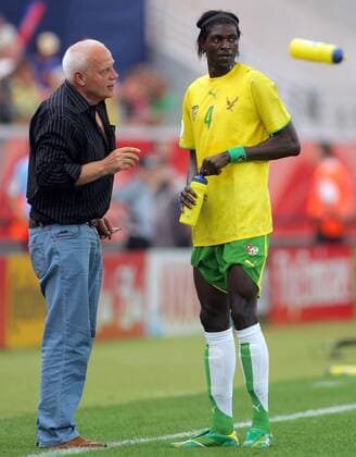 Emmanuel Adebayor (re.) bekommt Anweisungen von Nationaltrainer Otto Pfister (beide Togo) -  (fra2006061311) Fußball WM Herren WM 2006, Länderspiel, Nationalteam, Gruppe G, Nationaltrikot Gruppe Frankfurt M. Fußball WM Herren WM 2006, Länderspiel, Nationalteam, Gruppe G, Nationaltrikot Gruppe Frankfurt M.