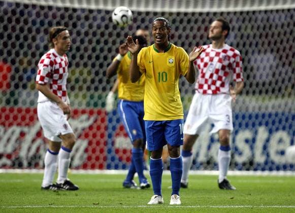 Ronaldinho (Brasilien) gibt Anweisungen -  Fußball WM Herren WM 2006, Länderspiel, Nationalteam, Gruppe F, Nationaltrikot, Brasilien - Kroatien 1:0 Einzelbild Berlin Fußball WM Herren WM 2006, Länderspiel, Nationalteam, Gruppe F, Nationaltrikot, Brasilien - Kroatien 1:0 Einzelbild Berlin