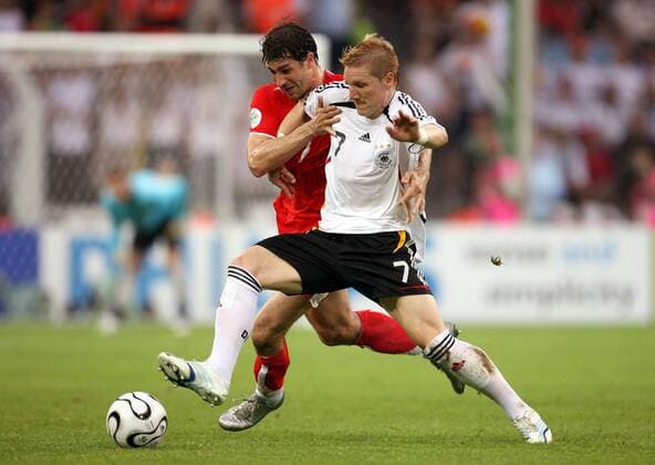 Bastian Schweinsteiger (Deutschland, re.) gegen Radoslaw Sobolewski (Polen) -  Fußball WM Herren WM 2006, Länderspiel, Nationalteam, Gruppe A, Deutschland - Polen 1:0, Nationaltrikot, Vdig Gruppe Dortmund Dynamik, Kampf, Fußball WM Herren WM 2006, Länderspiel, Nationalteam, Gruppe A, Deutschland - Polen 1:0, Nationaltrikot, Vdig Gruppe Dortmund Dynamik, Kampf,