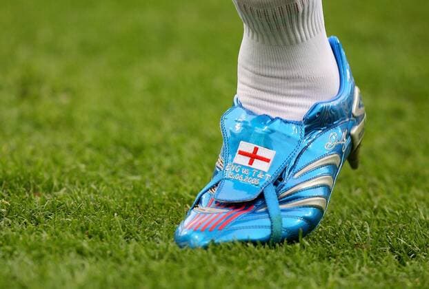 Adidas Predator Absolute TRX FG Fußballschuhe von David Beckham (England) in Hellblau mit den Initialen der Begegnung England vs. T und T -  Fußball WM Herren WM 2006, Länderspiel, Nationalteam, Gruppe B, England - Trinidad und Tobago 2:0 Einzelbild Nürnberg Fußball WM Herren WM 2006, Länderspiel, Nationalteam, Gruppe B, England - Trinidad und Tobago 2:0 Einzelbild Nürnberg