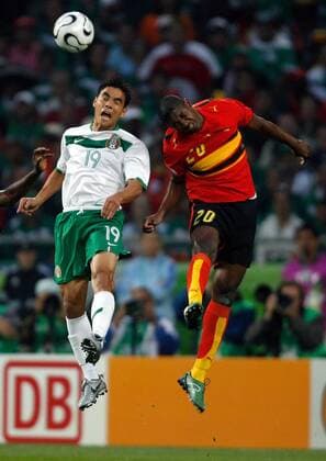 Omar Bravo (Mexiko, li.) gegen Loco (Angola) - Fußball WM Herren WM 2006, Länderspiel, Nationalteam, Nationaltrikot, Gruppe D, Mexiko - Angola Gruppe Hannover Dynamik, Höhe Fußball WM Herren WM 2006, Länderspiel, Nationalteam, Nationaltrikot, Gruppe D, Mexiko - Angola Gruppe Hannover Dynamik, Höhe