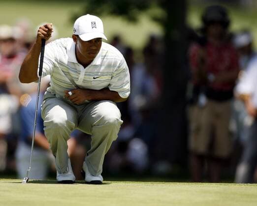 Eldrick Tiger Woods (USA) taxiert die Putlinie - (Icon7818920) Golf Herren US Open Championship 2006, PGA Tour Einzelbild Mamaroneck New York, NY, N Y Golf Herren US Open Championship 2006, PGA Tour Einzelbild Mamaroneck New York, NY, N Y EDITORIAL USE ONLY
