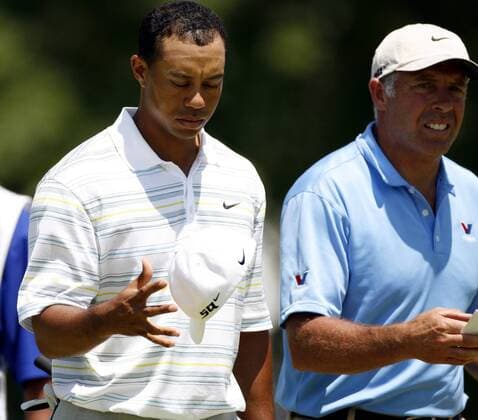 Eldrick Tiger Woods (USA, li.) spielt enttäuscht mit dem Basecap neben seinem Caddie Steve Williams (Neuseeland) - (Icon7818922) Golf Herren US Open Championship 2006, PGA Tour Gruppe Mamaroneck New York, NY, N Y Enttäuschung, Golf Herren US Open Championship 2006, PGA Tour Gruppe Mamaroneck New York, NY, N Y Enttäuschung, EDITORIAL USE ONLY