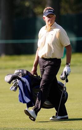 Colin Montgomerie (Schottland) trägt seine Golftasche selbst -  (NYP20060616131) Golf Herren US Open Championship 2006, PGA Tour Einzelbild Mamaroneck New York, NY, N Y Golf Herren US Open Championship 2006, PGA Tour Einzelbild Mamaroneck New York, NY, N Y