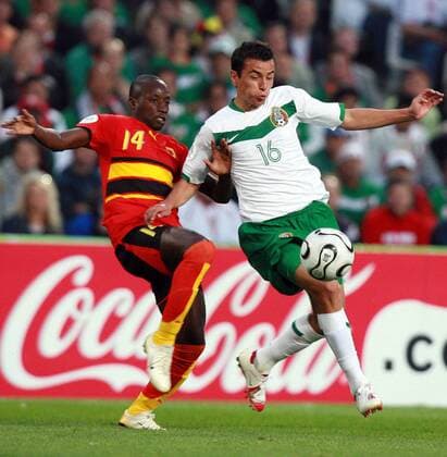 Mario Mendez (Mexiko, re.) gegen Mendonca (Angola) - Fußball WM Herren WM 2006, Länderspiel, Nationalteam, Gruppe D, Nationaltrikot, Mexiko - Angola 0:0 Gruppe Hannover Dynamik, Fußball WM Herren WM 2006, Länderspiel, Nationalteam, Gruppe D, Nationaltrikot, Mexiko - Angola 0:0 Gruppe Hannover Dynamik,
