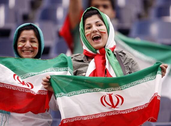 Zwei weibliche iranische Fans mit Gesichtsbemalung und Kopftüchern in den Landesfarben sowie der Nationalfahne -  Fußball Herren WM 2006, Länderspiel, Nationalteam, Gruppe D, Iran, Vdig Gruppe Frankfurt M. Fußball Herren WM 2006, Länderspiel, Nationalteam, Gruppe D, Iran, Vdig Gruppe Frankfurt M.