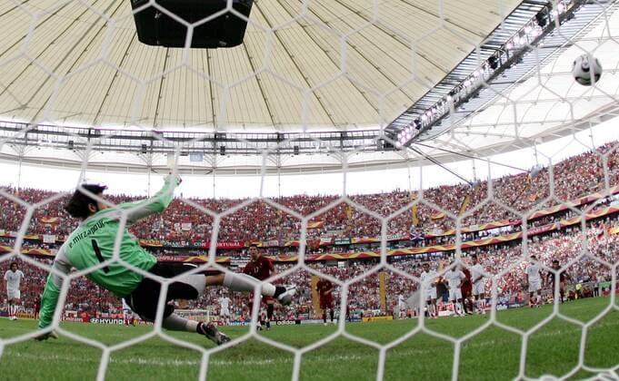 Torwart Ebrahim Mirzapour (Iran) ist beim Elfmeter von Cristiano Ronaldo (Portugal) chancenlos -  Fußball WM Herren WM 2006, Länderspiel, Nationalteam, Nationaltrikot, Gruppe D, Portugal - Iran 2:0 Totale Dach, Konstruktion, Dachkonstruktion Frankfurt M. Platzperspektive Dynamik, Fußball WM Herren WM 2006, Länderspiel, Nationalteam, Nationaltrikot, Gruppe D, Portugal - Iran 2:0 Totale Dach, Konstruktion, Dachkonstruktion Frankfurt M. Platzperspektive Dynamik,