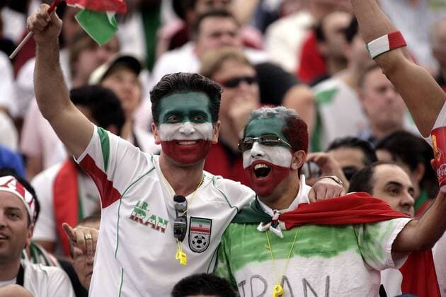 Iranische Fans mit Gesichtsbemalung in den Landesfarben Fußball WM Herren WM 2006, Länderspiel, Nationalteam, Gruppe D, Iran, Vdig Gruppe Frankfurt M. Fußball WM Herren WM 2006, Länderspiel, Nationalteam, Gruppe D, Iran, Vdig Gruppe Frankfurt M.