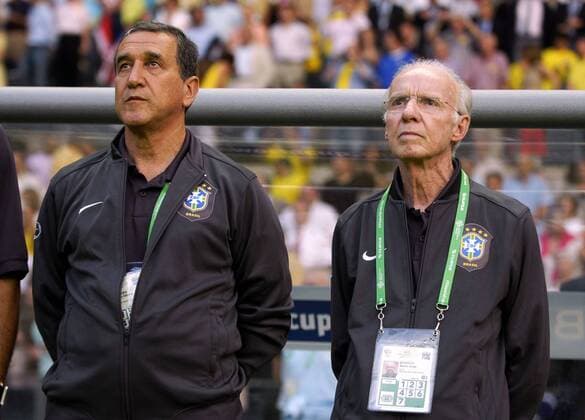 Nationaltrainer Carlos Alberto Parreira (li.) und technischer Direktor Mario Zagallo (beide Brasilien) während der Nationalhymne Fußball WM Herren WM 2006, Länderspiel, Nationalteam, Gruppe F Gruppe Berlin Fußball WM Herren WM 2006, Länderspiel, Nationalteam, Gruppe F Gruppe Berlin
