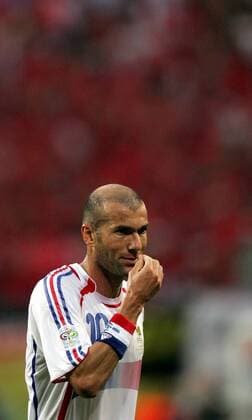 Zinedine Zidane (Frankreich) nachdenklich - Fußball WM Herren WM 2006, Länderspiel, Nationalteam, Nationaltrikot, Gruppe G Einzelbild Leipzig Nachdenklichkeit, Fußball WM Herren WM 2006, Länderspiel, Nationalteam, Nationaltrikot, Gruppe G Einzelbild Leipzig Nachdenklichkeit,