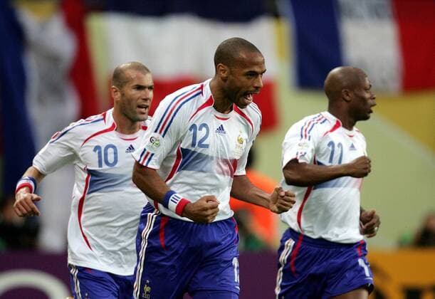 Thierry Henry (Mitte) - Torjubel, li. Zinedine Zidane und Sylvain Wiltord (alle Frankreich) - Fußball WM Herren WM 2006, Länderspiel, Nationalteam, Nationaltrikot, Gruppe G Gruppe Leipzig Freude, Fußball WM Herren WM 2006, Länderspiel, Nationalteam, Nationaltrikot, Gruppe G Gruppe Leipzig Freude,