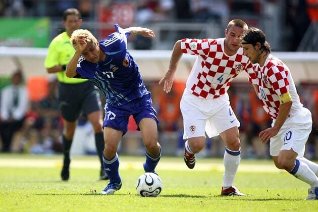 Junichi Inamoto (Japan, li.) gegen Robert Kovac und Niko Kovac (re., beide Kroatien) Fußball WM Herren WM 2006, Länderspiel, Nationalteam, Gruppe F, Japan - Kroatien 0:0 Gruppe Nationaltrikot Nürnberg Dynamik, Fußball WM Herren WM 2006, Länderspiel, Nationalteam, Gruppe F, Japan - Kroatien 0:0 Gruppe Nationaltrikot Nürnberg Dynamik,