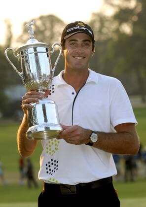 Geoff Ogilvy (Australien) gewinnt die US Open 2006 und präsentiert den Pokal bei der Siegerehrung -  (NYP20060618513) Golf Herren US Open Championship 2006, PGA Tour Einzelbild Mamaroneck New York, NY, N Y Freude, Golf Herren US Open Championship 2006, PGA Tour Einzelbild Mamaroneck New York, NY, N Y Freude,