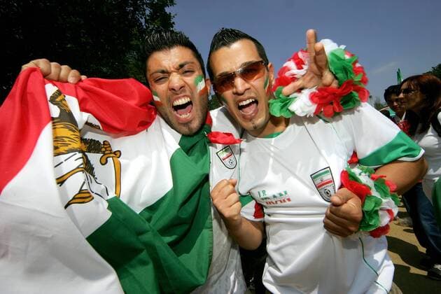 Iranische Fans mit Landesfahne, Trikot, Blumenkette und Gesichtsbemalung in den Nationalfarben schreien nach Leibeskräften Fußball WM Herren WM 2006, Länderspiel, Nationalteam, Gruppe D Gruppe Frankfurt M. Fußball WM Herren WM 2006, Länderspiel, Nationalteam, Gruppe D Gruppe Frankfurt M.
