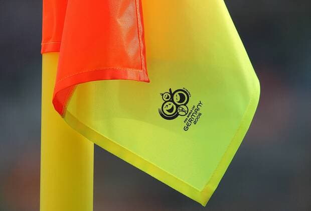 Auf einer Eckfahne ist das Logo der Fußball WM 2006 in Deutschland zu sehen -  Fußball WM Herren WM 2006 Einzelbild Nürnberg Fußball WM Herren WM 2006 Einzelbild Nürnberg