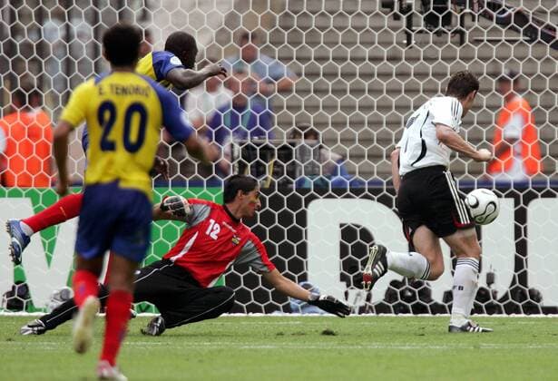 Miroslav Klose (Deutschland) erzielt das 2:0 gegen Torwart Cristian Mora (Ecuador) -  Fußball WM Herren WM 2006, Länderspiel, Nationalmannschaft, Nationaltrikot, Gruppe A, Deutschland - Ecuador 3:0 Gruppe Berlin Dynamik, Fußball WM Herren WM 2006, Länderspiel, Nationalmannschaft, Nationaltrikot, Gruppe A, Deutschland - Ecuador 3:0 Gruppe Berlin Dynamik,