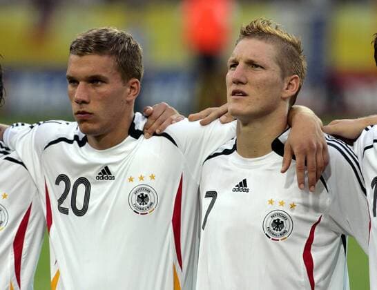 Bastian Schweinsteiger (re.) und Lukas Podolski (beide Deutschland) während der Nationalhymne Fußball WM Herren WM 2006, Länderspiel, Nationalteam, Gruppe A, Deutschland, Nationaltrikot Gruppe Dortmund Fußball WM Herren WM 2006, Länderspiel, Nationalteam, Gruppe A, Deutschland, Nationaltrikot Gruppe Dortmund