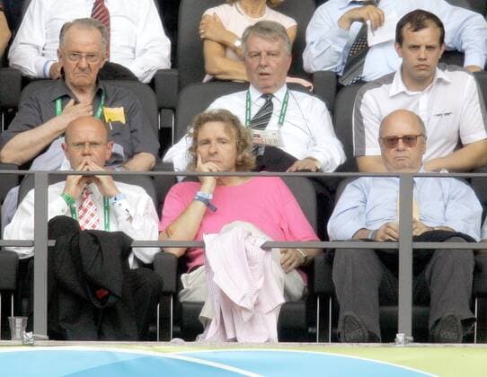 Karl Heinz Heimann (Deutschland, hi.li.), Herausgeber der Sportzeitung Kicker, Engelbert Nelle (DFB Vizepräsident, hinten Mitte) und Moderator Thomas Gottschalk (vorn Mitte) im Publikum - Fußball WM Herren WM 2006, Länderspiel, Nationalteam, Gruppe A, Gruppe Berlin Fußball WM Herren WM 2006, Länderspiel, Nationalteam, Gruppe A, Gruppe Berlin