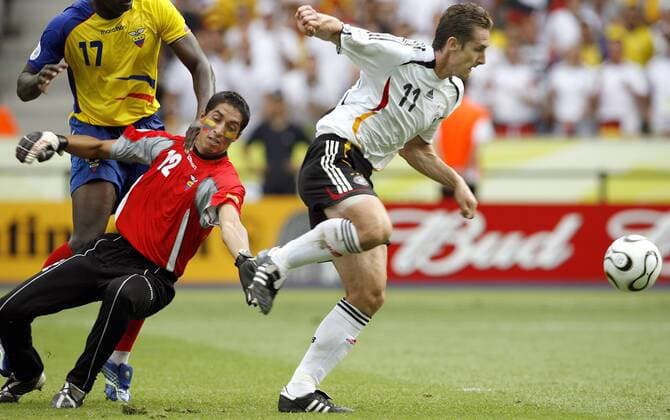 Auf dem Weg zum 1:0 - Miroslav Klose (Deutschland, re.) setzt sich gegen Torwart Cristian Mora (Ecuador) durch Fußball WM Herren WM 2006, Länderspiel, Nationalteam, Gruppe A, Nationaltrikot, Ecuador - Deutschland 0:3 Gruppe Berlin Dynamik, Fußball WM Herren WM 2006, Länderspiel, Nationalteam, Gruppe A, Nationaltrikot, Ecuador - Deutschland 0:3 Gruppe Berlin Dynamik,