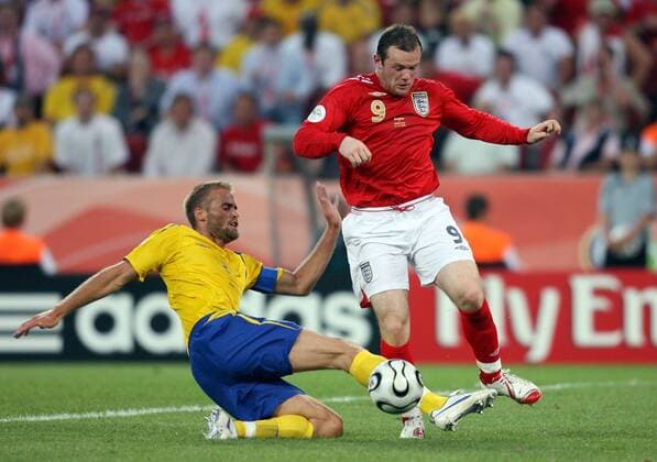 Wayne Rooney (England, re.) gegen Olof Mellberg (Schweden) Fußball WM Herren WM 2006, Länderspiel, Nationalteam, Gruppe B, Nationaltrikot, Schweden - England 2:2 Gruppe Köln Dynamik, Kampf, Fußball WM Herren WM 2006, Länderspiel, Nationalteam, Gruppe B, Nationaltrikot, Schweden - England 2:2 Gruppe Köln Dynamik, Kampf,