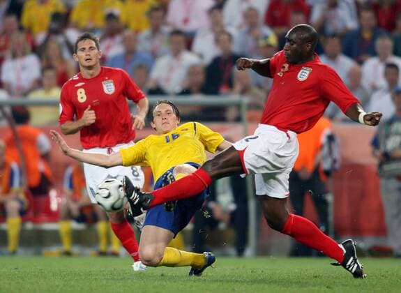 Kim Källström (Schweden, Mitte) gegen Sol Campbell (England, re.) Fußball WM Herren WM 2006, Länderspiel, Nationalteam, Gruppe B, Nationaltrikot, Schweden - England 2:2 Gruppe Köln Dynamik, Kampf, Fußball WM Herren WM 2006, Länderspiel, Nationalteam, Gruppe B, Nationaltrikot, Schweden - England 2:2 Gruppe Köln Dynamik, Kampf,