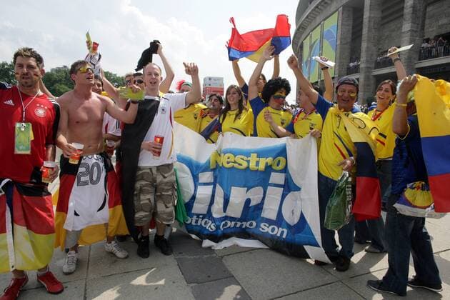 Deutsche und ecuadorianische Fans feiern gemeinsam mit ihren Landesfahnen Fußball WM Herren WM 2006, Länderspiel, Nationalteam, Gruppe A, Deutschland - Ecuador 3:0 Totale Berlin Freude Fußball WM Herren WM 2006, Länderspiel, Nationalteam, Gruppe A, Deutschland - Ecuador 3:0 Totale Berlin Freude