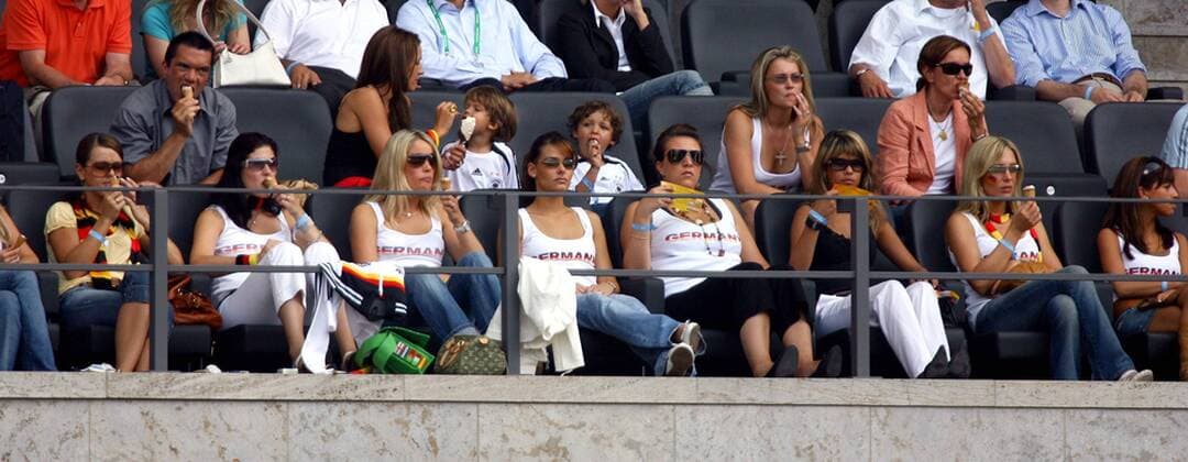 Deutsche Spielerfrauen, v.li.: Sylwia Klose, Petra Frings, Simone Lambe (Michael Ballack), Lena Mühlbacher (Tim Borowski), Nicola (Philipp Lahm), Inga (Thomas Hitzlsperger), Carina (Bernd Schneider), Jenny Kessler... Fußball WM Herren WM 2006, Länderspiel, Nationalteam, Gast, Gäste, Besucher, Publikum, Spielerfrau, Partnerin, Frau Totale Mille Berlin Tribüne Fußball WM Herren WM 2006, Länderspiel, Nationalteam, Gast, Gäste, Besucher, Publikum, Spielerfrau, Partnerin, Frau Totale Mille Berlin Tribüne