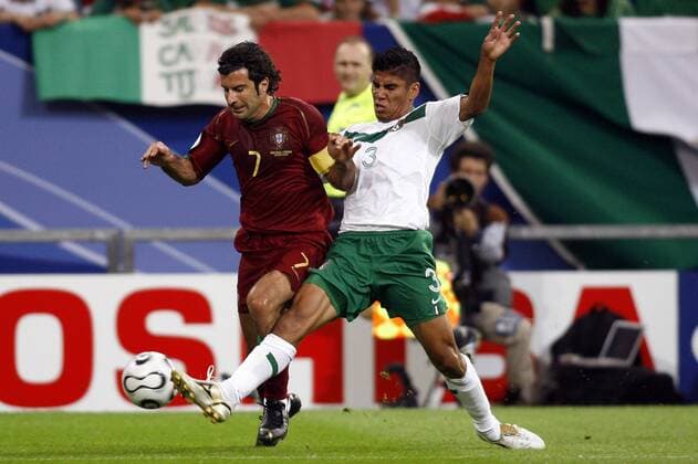 Luis Figo (Portugal, li.) gegen Carlos Salcido (Mexiko) - (pan14792) Fußball WM Herren WM 2006, Länderspiel, Nationalteam, Gruppe D, Nationaltrikot, Portugal - Mexiko 2:1 Gruppe Gelsenkirchen Dynamik Fußball WM Herren WM 2006, Länderspiel, Nationalteam, Gruppe D, Nationaltrikot, Portugal - Mexiko 2:1 Gruppe Gelsenkirchen Dynamik