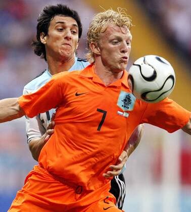 Dirk Kuyt (Niederlande, vorn) und Nicolas Burdisso (Argentinien) fixieren den Ball -  Fußball Herren WM 2006, Länderspiel, Nationalteam, Nationaltrikot, Gruppe C, Niederlande - Argentinien Gruppe Frankfurt M. Dynamik, Fußball Herren WM 2006, Länderspiel, Nationalteam, Nationaltrikot, Gruppe C, Niederlande - Argentinien Gruppe Frankfurt M. Dynamik,