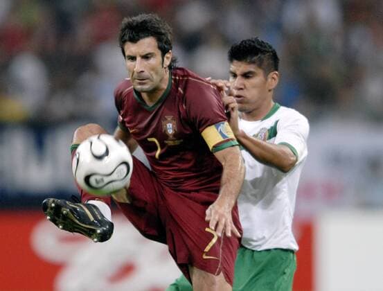 Luis Figo (Portugal, li.) läßt sich durch den Schubser von Carlos Salcido (Mexiko) nicht beirren Fußball WM Herren WM 2006, Länderspiel, Nationalteam, Gruppe D, Nationaltrikot, Portugal - Mexiko 2:1, Vdig Gruppe Gelsenkirchen Dynamik, Kampf, Fußball WM Herren WM 2006, Länderspiel, Nationalteam, Gruppe D, Nationaltrikot, Portugal - Mexiko 2:1, Vdig Gruppe Gelsenkirchen Dynamik, Kampf,