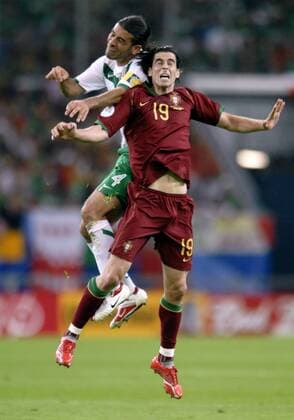 Tiago (Portugal, re.) gegen Rafael Marquez (Mexiko) Fußball WM Herren WM 2006, Länderspiel, Nationalteam, Gruppe D, Nationaltrikot, Portugal - Mexiko 2:1, Vdig Gruppe Gelsenkirchen Dynamik, Fußball WM Herren WM 2006, Länderspiel, Nationalteam, Gruppe D, Nationaltrikot, Portugal - Mexiko 2:1, Vdig Gruppe Gelsenkirchen Dynamik,