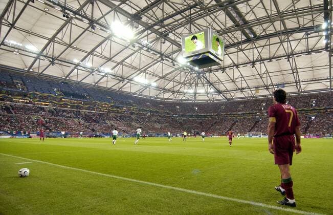 Luis Figo (Portugal) nach unerfolgreichem Abschluß eines Eckstoßes im FIFA WM Stadion Gelsenkirchen Fußball WM Herren WM 2006, Länderspiel, Nationalteam, Gruppe D, Nationaltrikot, Vdig Totale World Cup Stadium, WorldCup, Gelsenkirchen Fußball WM Herren WM 2006, Länderspiel, Nationalteam, Gruppe D, Nationaltrikot, Vdig Totale World Cup Stadium, WorldCup, Gelsenkirchen