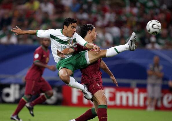 Omar Bravo (Mexiko, li.) gegen Fernando Meira (Portugal) Fußball WM Herren WM 2006, Länderspiel, Nationalteam, Nationaltrikot, Gruppe D, Portugal - Mexiko 2:1 Gruppe Gelsenkirchen Dynamik, Kampf Fußball WM Herren WM 2006, Länderspiel, Nationalteam, Nationaltrikot, Gruppe D, Portugal - Mexiko 2:1 Gruppe Gelsenkirchen Dynamik, Kampf