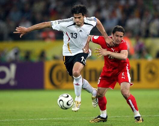 Michael Ballack (Deutschland, li.) gegen Arkadiusz Radomski (Polen) -  Fußball WM Herren WM 2006, Länderspiel, Nationalteam, Nationaltrikot, Gruppe A, Deutschland - Polen 1:0 Gruppe Dortmund Dynamik, Fußball WM Herren WM 2006, Länderspiel, Nationalteam, Nationaltrikot, Gruppe A, Deutschland - Polen 1:0 Gruppe Dortmund Dynamik,