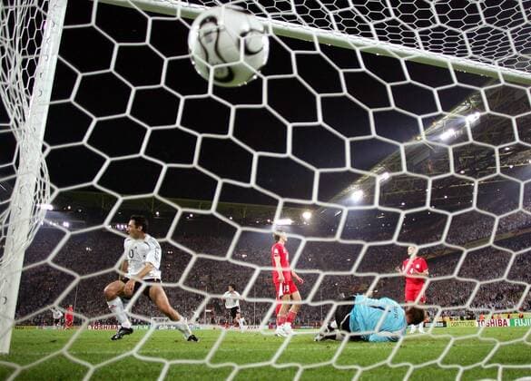 JAAAAAAA, der Ball zappelt im Netz, Torschütze Oliver Neuville (Deutschland, li.) dreht ab und Torwart Artur Boruc (Polen) liegt geschlagen am Boden -  Fußball WM Herren WM 2006, Länderspiel, Nationalteam, Nationaltrikot, Gruppe A, Deutschland - Polen 1:0 Gruppe o0 World Cup Stadium, WorldCuo, Signal Iduna Park Dortmund Fußball WM Herren WM 2006, Länderspiel, Nationalteam, Nationaltrikot, Gruppe A, Deutschland - Polen 1:0 Gruppe o0 World Cup Stadium, WorldCuo, Signal Iduna Park Dortmund