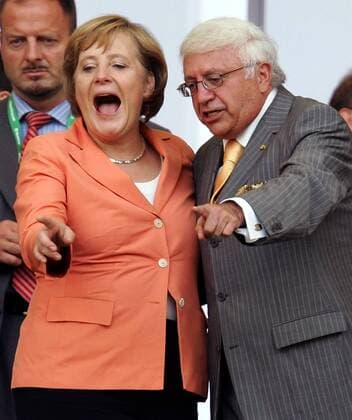 Bundeskanzlerin Angela Merkel (CDU Deutschland, li.) und Botschafter Horacio Sevilla Borja (Ecuador) in unterschiedlicher Gemütslage -  Fußball WM Herren WM 2006, Länderspiel, Nationalteam, Gruppe A Gruppe Besucher, Gast, Zuschauer, Publikum Berlin Freude Fußball WM Herren WM 2006, Länderspiel, Nationalteam, Gruppe A Gruppe Besucher, Gast, Zuschauer, Publikum Berlin Freude