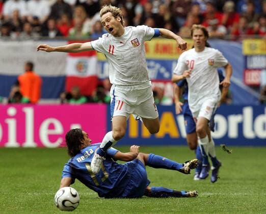 Alessandro Nesta (li.) foult Pavel Nedved (Tschechien) - Fußball WM Herren WM 2006, Länderspiel, Nationalteam, Gruppe E, Nationaltrikot, Italien - Tschechien 2:0 Gruppe Hamburg Dynamik, Kampf, Fußball WM Herren WM 2006, Länderspiel, Nationalteam, Gruppe E, Nationaltrikot, Italien - Tschechien 2:0 Gruppe Hamburg Dynamik, Kampf,