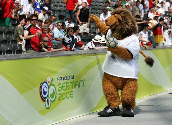WM Maskottchen Goleo VI begrüßt mit seinem Freund Pille, dem sprechenden Ball, die ersten Fans - So richtig für ihn interessieren tut sich aber niemand Fußball WM Herren WM 2006, Länderspiel, Nationalteam, Gruppe A Einzelbild alleine, einsam, allein, Desinteresse, Ignoranz Berlin ignorieren, ignorant Fußball WM Herren WM 2006, Länderspiel, Nationalteam, Gruppe A Einzelbild alleine, einsam, allein, Desinteresse, Ignoranz Berlin ignorieren, ignorant