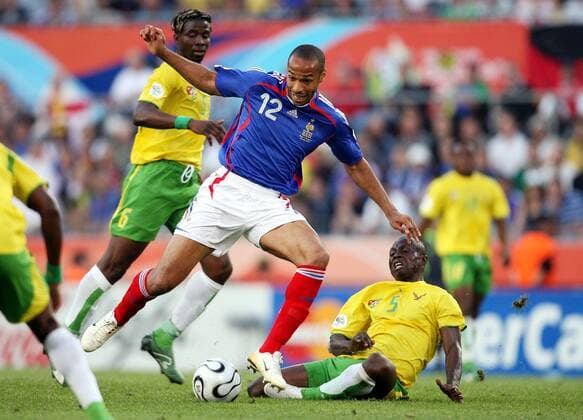 Thierry Henry (Frankreich, li.) gegen Massamasso Tchangai (Togo) - Fußball WM Herren WM 2006, Länderspiel, Nationalteam, Gruppe G, Nationaltrikot, Togo - Frankreich Gruppe Köln Dynamik, Fußball WM Herren WM 2006, Länderspiel, Nationalteam, Gruppe G, Nationaltrikot, Togo - Frankreich Gruppe Köln Dynamik,