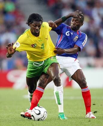 Emmanuel Adebayor (Togo, li.) gegen Claude Makelele (Frankreich) - Fußball WM Herren WM 2006, Länderspiel, Nationalteam, Gruppe G, Nationaltrikot, Togo - Frankreich Gruppe Köln Dynamik, Fußball WM Herren WM 2006, Länderspiel, Nationalteam, Gruppe G, Nationaltrikot, Togo - Frankreich Gruppe Köln Dynamik,