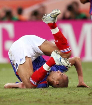 David Trezeguet (Frankreich) am Boden - Fußball WM Herren WM 2006, Länderspiel, Nationalteam, Gruppe G, Nationaltrikot Einzelbild Köln Dynamik, Fußball WM Herren WM 2006, Länderspiel, Nationalteam, Gruppe G, Nationaltrikot Einzelbild Köln Dynamik,