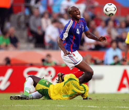 Patrick Vieira (Frankreich, re.) gegen Moustapha Salifou (Togo) - Fußball WM Herren WM 2006, Länderspiel, Nationalteam, Gruppe G, Nationaltrikot, Togo - Frankreich Gruppe Köln Dynamik, Fußball WM Herren WM 2006, Länderspiel, Nationalteam, Gruppe G, Nationaltrikot, Togo - Frankreich Gruppe Köln Dynamik,