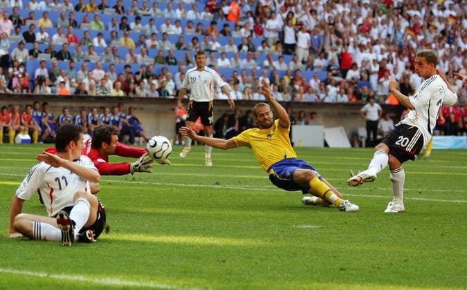 Lukas Podolski (re.) trifft nach Vorlage von Miroslav Klose (beide Deutschland, li.) gegen Olof Mellberg und Torwart Andreas Isaksson (beide Schweden) zum 1:0 Fußball WM Herren WM 2006, Länderspiel, Nationalteam, Achtelfinale, Deutschland - Schweden 2:0 Nationaltrikot Gruppe München Dynamik, Fußball WM Herren WM 2006, Länderspiel, Nationalteam, Achtelfinale, Deutschland - Schweden 2:0 Nationaltrikot Gruppe München Dynamik,