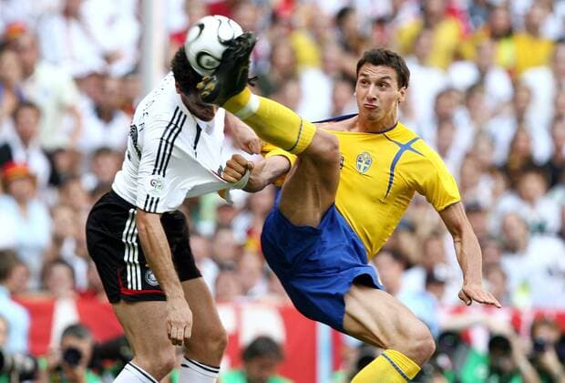 Zlatan Ibrahimovic (Schweden, re.) riskiert in Kung Fu Manier schwerste Verletzungen von Christoph Metzelder (Deutschland) -  Fußball WM Herren WM 2006, Länderspiel, Nationalteam, Achtelfinale, Nationaltrikot, Deutschland - Schweden 2:0 Gruppe München Dynamik, Kampf Fußball WM Herren WM 2006, Länderspiel, Nationalteam, Achtelfinale, Nationaltrikot, Deutschland - Schweden 2:0 Gruppe München Dynamik, Kampf