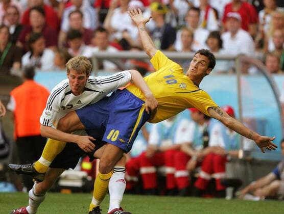 Per Mertesacker (Deutschland, li.) gegen Zlatan Ibrahimovic (Schweden) im Ringkampf Fußball WM Herren WM 2006, Länderspiel, Nationalteam, Nationaltrikot, Achtelfinale, Deutschland - Schweden 2:0 Gruppe München Dynamik, Kampf Fußball WM Herren WM 2006, Länderspiel, Nationalteam, Nationaltrikot, Achtelfinale, Deutschland - Schweden 2:0 Gruppe München Dynamik, Kampf