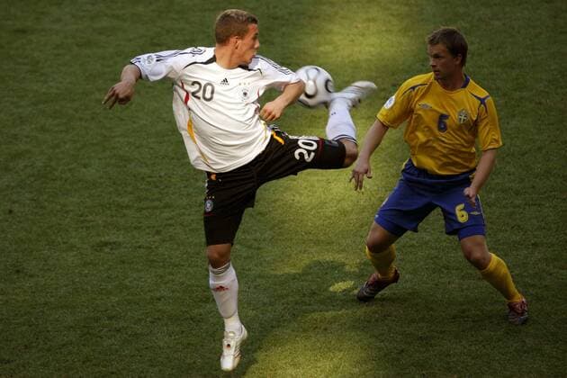 Lukas Podolski (Deutschland) überlistet Tobias Linderoth (Schweden) mit einem Hackentrick Fußball WM Herren WM 2006, Länderspiel, Nationalteam, Achtelfinale, Nationaltrikot, Deutschland - Schweden 2:0, Vdig Gruppe München Fußball WM Herren WM 2006, Länderspiel, Nationalteam, Achtelfinale, Nationaltrikot, Deutschland - Schweden 2:0, Vdig Gruppe München