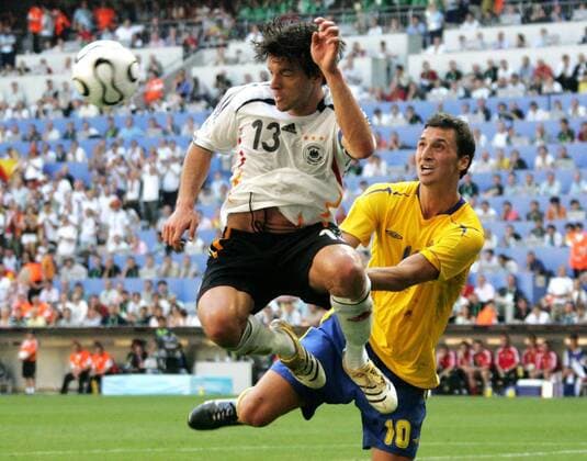 Michael Ballack (Deutschland, li.) gegen Zlatan Ibrahimovic (Schweden) Fußball WM Herren WM 2006, Länderspiel, Nationalteam, Nationaltrikot, Achtelfinale, Deutschland - Schweden 2:0 Gruppe München Dynamik, Fußball WM Herren WM 2006, Länderspiel, Nationalteam, Nationaltrikot, Achtelfinale, Deutschland - Schweden 2:0 Gruppe München Dynamik,
