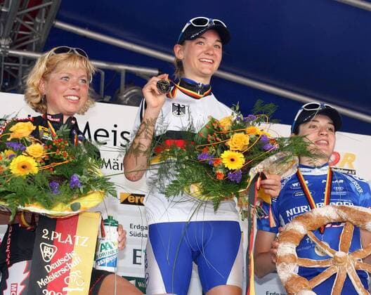 Siegerehrung Deutsche Straßenmeisterschaft 2006: Claudia Häusler (Equipe Nürnberger, Mitte) gewinnt vor Theresa Senff (RG Toyota Motor, li.) und Tina Liebig (Equipe Nürnberger) Radsport LM Damen Deutsche Meisterschaft 2006, Landesmeisterschaft, DM, Straßenradsport, Straße, Rad, Vdig Gruppe Klingenthal Freude, Radsport LM Damen Deutsche Meisterschaft 2006, Landesmeisterschaft, DM, Straßenradsport, Straße, Rad, Vdig Gruppe Klingenthal Freude,