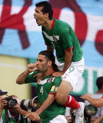 Rafael Marquez (li.) - Torjubel mit Jared Borgetti (beide Mexiko) - Fußball WM Herren WM 2006, Länderspiel, Nationalteam, Achtelfinale, Nationaltrikot Gruppe Leipzig Freude, Begeisterung, Fußball WM Herren WM 2006, Länderspiel, Nationalteam, Achtelfinale, Nationaltrikot Gruppe Leipzig Freude, Begeisterung,