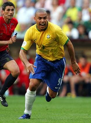 Ronaldo (Brasilien) spurtet Schiedsrichter Dr. Markus Merk (Deutschland) davon Fußball WM Herren WM 2006, Länderspiel, Nationalteam, Gruppe F, Nationaltrikot Gruppe München Dynamik, Fußball WM Herren WM 2006, Länderspiel, Nationalteam, Gruppe F, Nationaltrikot Gruppe München Dynamik,